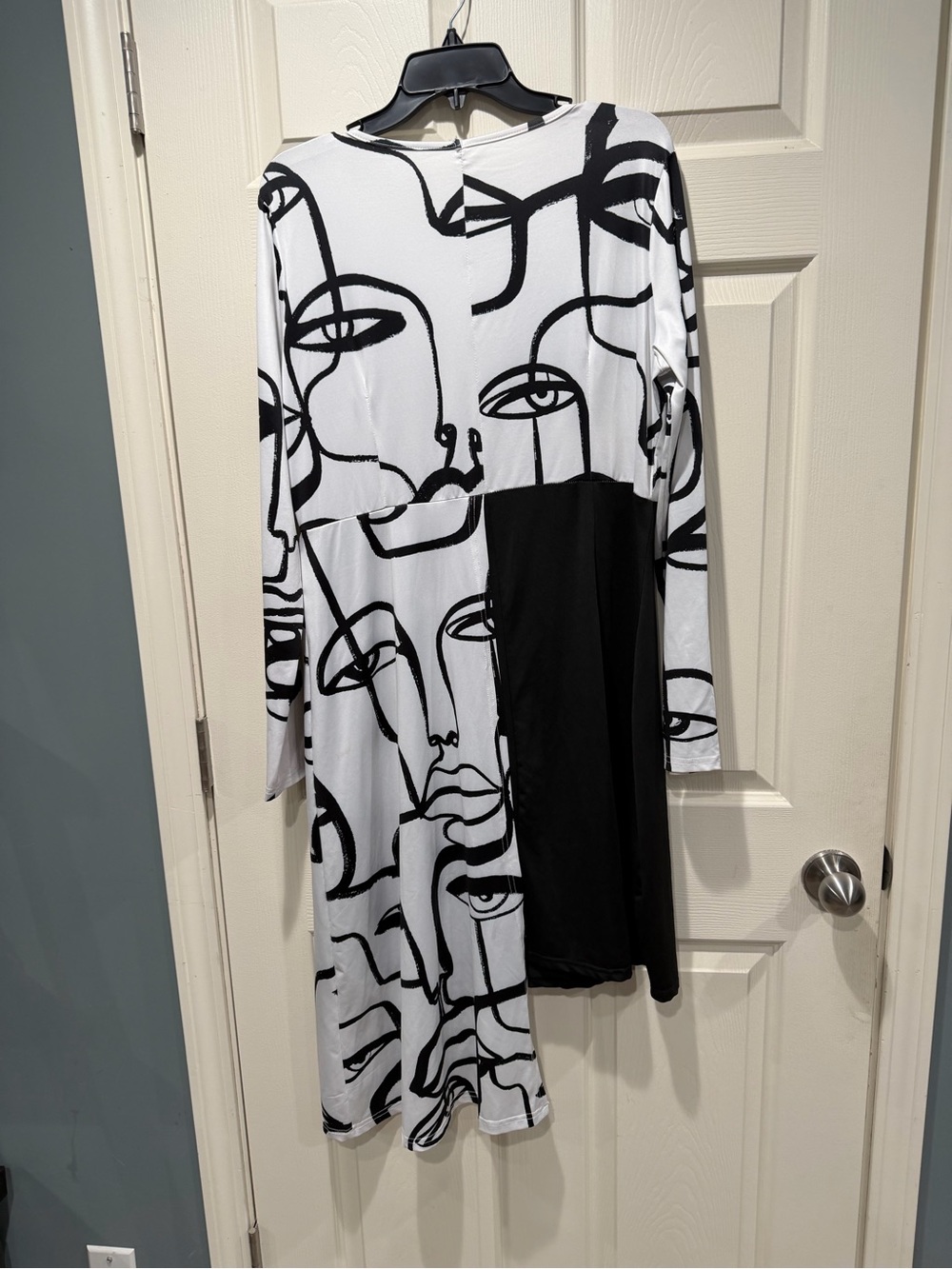 Contemporary Black & White Long-Sleeve Graphic Dress